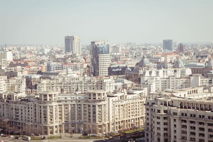Ciudad de espíritu joven, desarreglada y vibrante, con un pasado que se respira en cada calle.