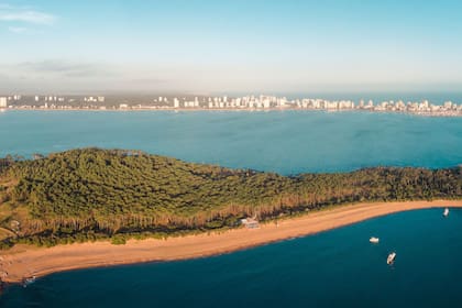 Ciudad de la Costa es el municipio más poblado de Canelones, uno de los 19 departamentos que componen el país vecino