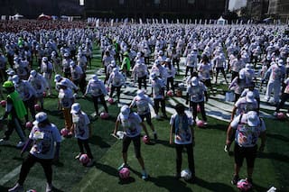 Ciudad de México impone nuevo récord mundial de la clase de fútbol más grande