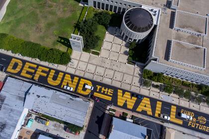 Ciudad de Texas elimina obra contra muro fronterizo tras amenaza del gobernador con retirar fondos