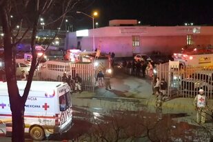 Ambulancias y equipos de emergencias ante el centro migratorio en Ciudad Juárez, México,