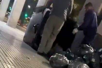Ciudad pidió investigar a dos hombres por tirar basura en la vereda para “perjudicar” su imagen del Ejecutivo porteño