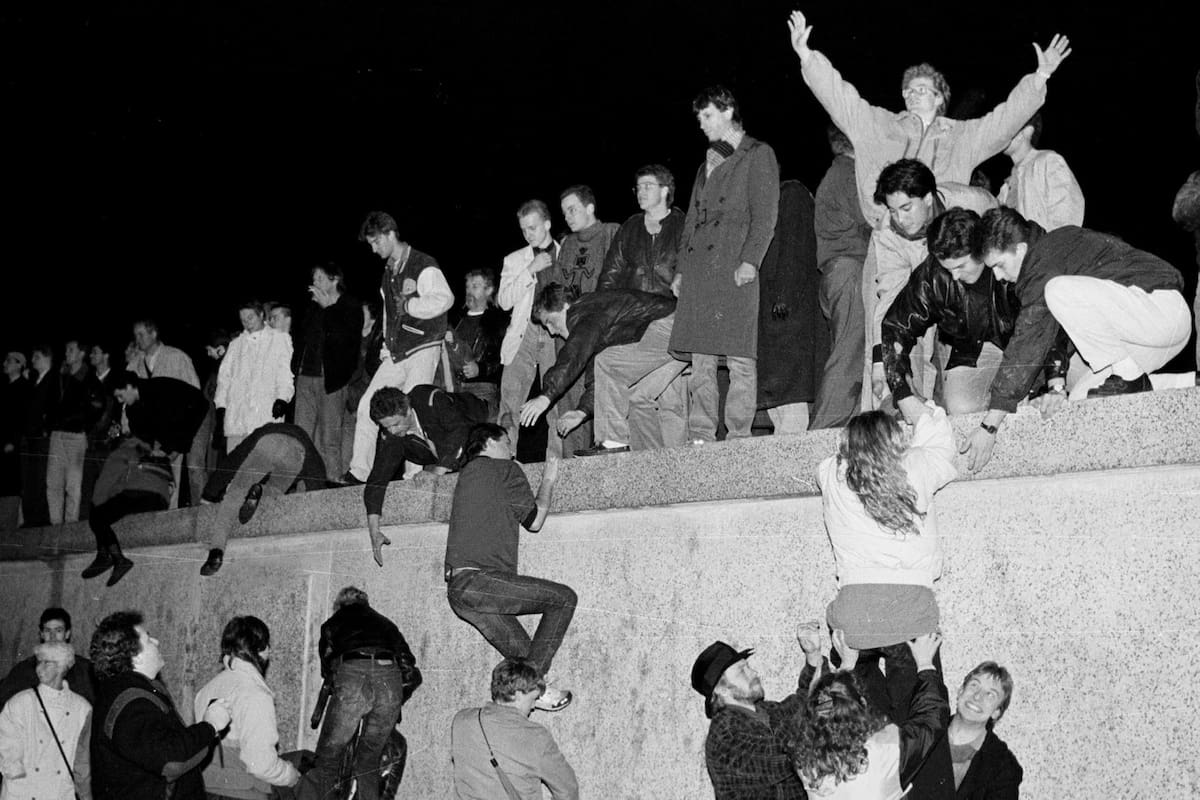 Ciudadanos de Alemania del Este trepan al Muro de Berlin el 10 de noviembre de 1989