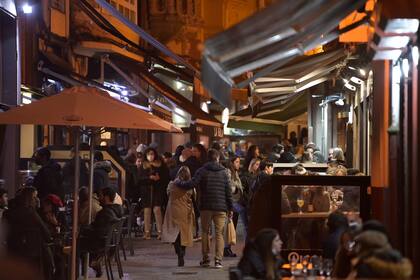 Ciudadanos en una zona de bares en A Coruña, Galicia