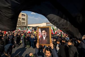 Ciudadanos iraníes durante una marcha en homenaje al abatido ayatollah Khamenei