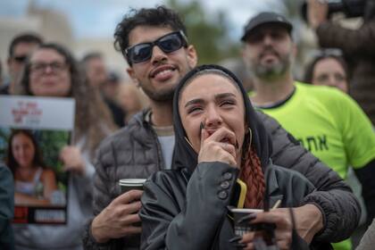 Ciudadanos israelíes miran por pantalla gigante la liberación de las rehenes