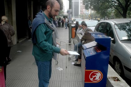 Ciudadanos italianos votan por correo frente al consulado de Italia en Buenos Aires en 2006