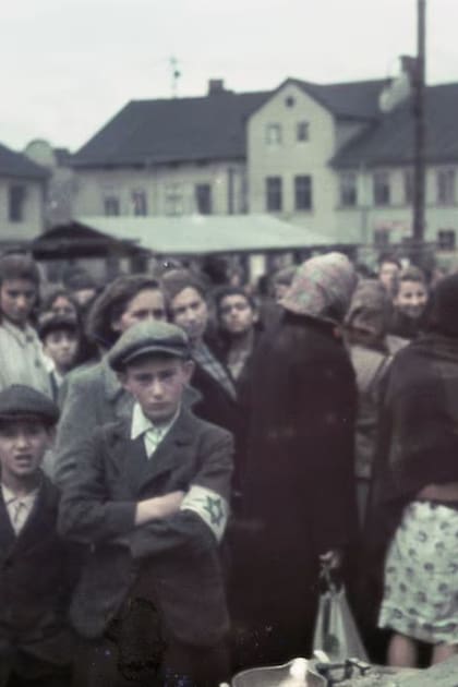 Ciudadanos judíos en la Plaza del Mercado Principal de Oświęcim, Polonia, durante los primeros momentos de la ocupación nazi. MUSEO JUDÍO DE OSWIECIM