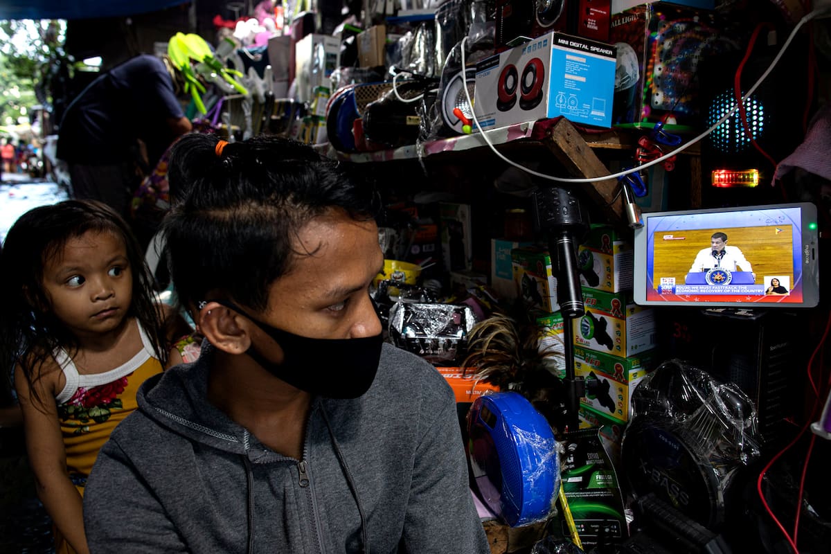 Ciudadanos observan al presidente de Filipinas, Rodrigo Duterte, ayer durante un plenario en la Cámara de los Representantes