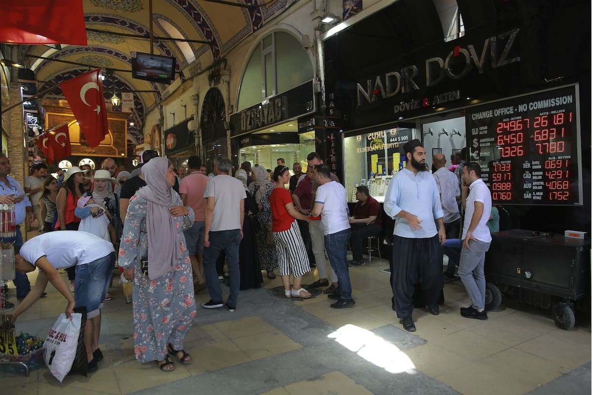 Ciudadanos turcos frente a una casa de cambio en Estambul