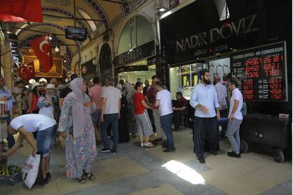 Ciudadanos turcos frente a una casa de cambio en Estambul