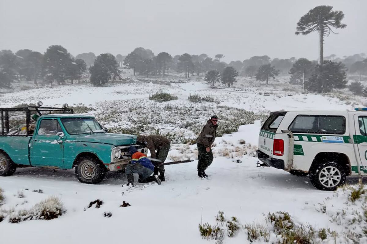 Ciudadanos varados por fuerte temporal de vientos y nieve. Fue en inmediaciones de Copahue.
