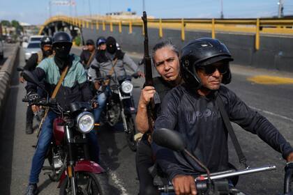 Civiles armados progubernamentales patrullan en La Guaira, Venezuela, el sábado 3 de enero de 2026, después de que el presidente estadounidense Donald Trump anunciara la captura y el traslado del presidente Nicolás Maduro del país