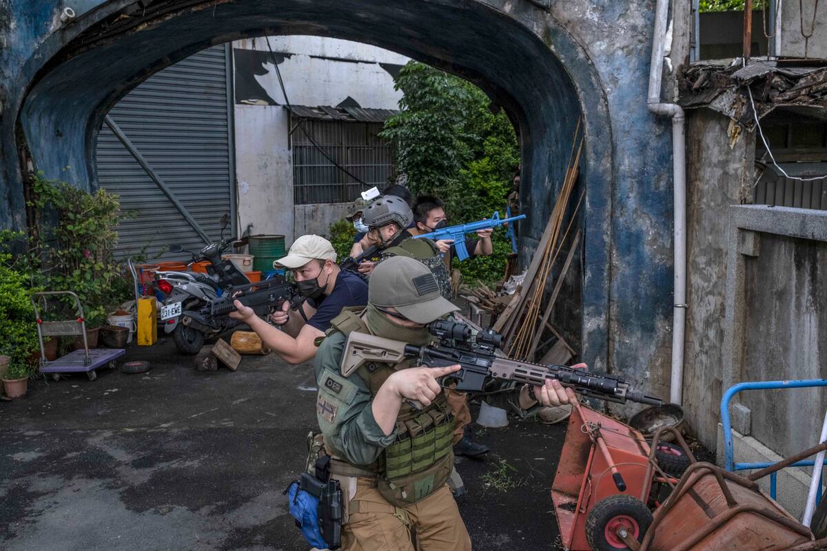 Civiles en un simulacro de batalla durante un taller de capacitación de médicos de combate en Taipei, Taiwán, el 28 de mayo de 2022. La obstinada resistencia de Ucrania a la invasión y la ayuda que ha recibido como resultado han inspirado a Taiwán y le han hecho repensar su propia estrategia militar. (Lam Yik Fei/The New York Times)