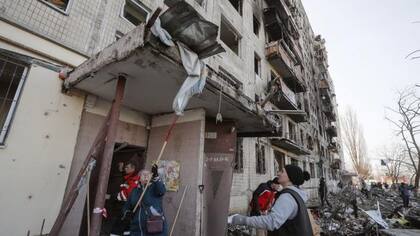 Civiles ucranianos ante un ataque en zona residencial de Kiev