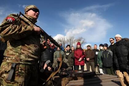Civiles ucranianos reciben entrenamiento militar