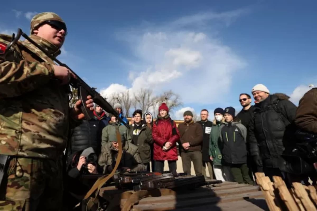 Civiles ucranianos reciben entrenamiento militar