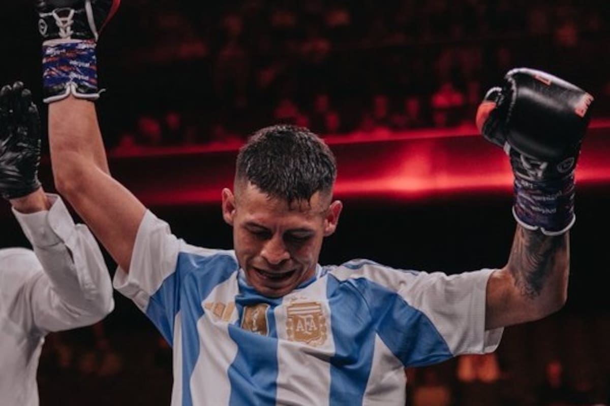 Ckari Cani Mansilla festeja la victoria ante el estadounidense Dylan Price con la camiseta argentina