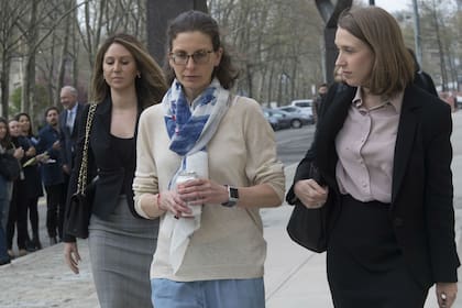 Claire Bronfman sale del juzgado tras declararse culpable