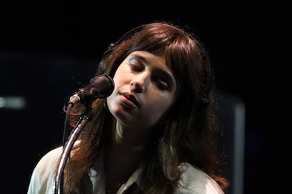 Claire Cottrill de Clairo durante su presentación en el festival Corona Capital en la Ciudad de México, el viernes 15 de noviembre de 2024. (Foto AP/Eduardo Verdugo)