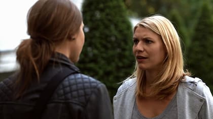 Claire Danes es apurada por una periodista en Homeland