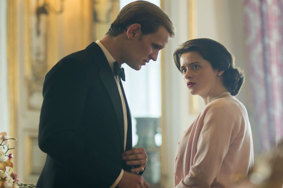 Claire Foy junto a Matt Smith en The Crown. Cuando se dio a conocer que ella había cobrado menos que él, aún siendo la protagonista central de la serie, la opinión pública no tardó en manifestar su descontento.