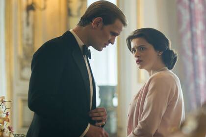 Claire Foy junto a Matt Smith en The Crown. Cuando se dio a conocer que ella había cobrado menos que él, aún siendo la protagonista central de la serie, la opinión pública no tardó en manifestar su descontento.