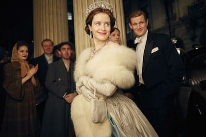 Claire Foy y Matt Smith, en los papeles de la reina Isabel II y el príncipe Felipe en The Crown