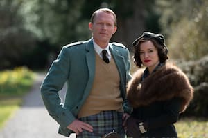 Claire Foy y Paul Bettany como los duques de Argyll en la miniserie A Very British Scandal