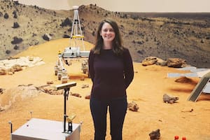 Aplicó a la NASA y la rechazaron: fue pasante, limpió un inodoro espacial y ahora lidera la exploración a Marte