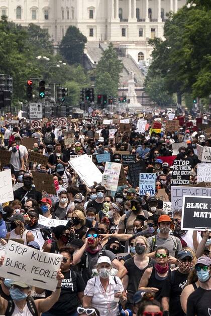 Clamor ciudadano. Tras días de protestas, el 6 de junio una multitud inunda la Avenida Pennsylvania, en Washington, en reclamo de políticas antirracistas