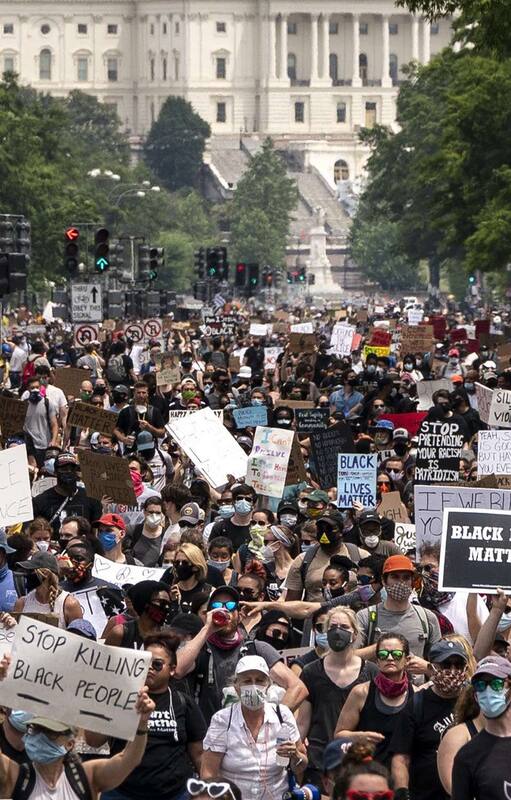Clamor ciudadano. Tras días de protestas, el 6 de junio una multitud inunda la Avenida Pennsylvania, en Washington, en reclamo de políticas antirracistas