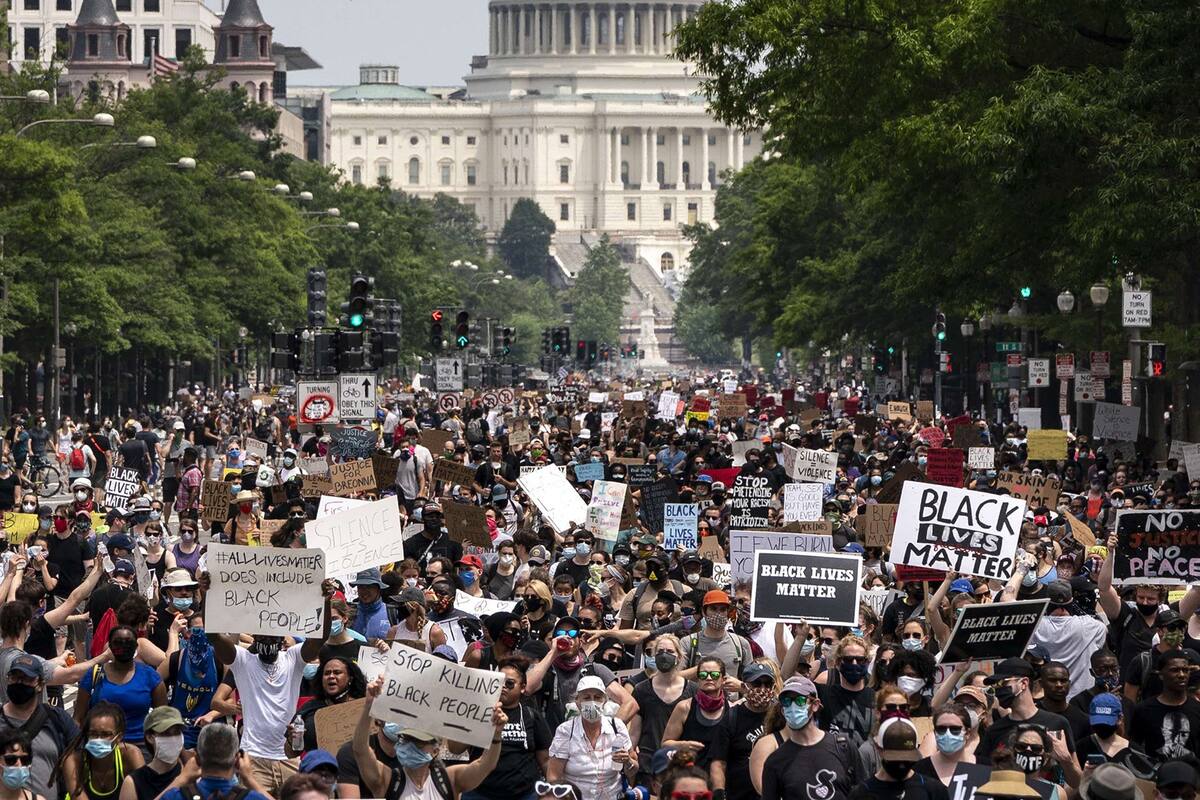 Clamor ciudadano. Tras días de protestas, el 6 de junio una multitud inunda la Avenida Pennsylvania, en Washington, en reclamo de políticas antirracistas