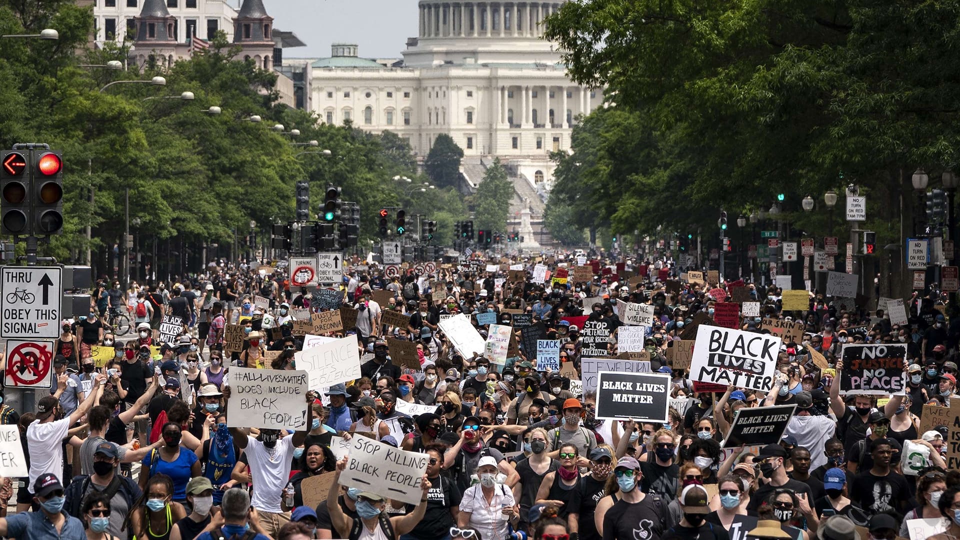Clamor ciudadano. Tras días de protestas, el 6 de junio una multitud inunda la Avenida Pennsylvania, en Washington, en reclamo de políticas antirracistas
