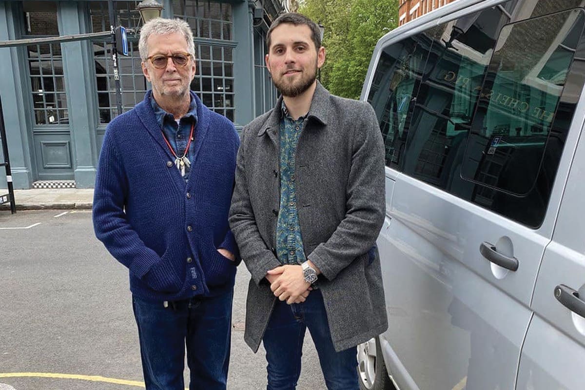 Clapton con el fundador de Jam for Freedom, Caleb McLaughlin. El grupo toca para difundir su mensaje “pro libertad sanitaria”. Clapton les dio dinero y les ofreció su camioneta para salir a tocar