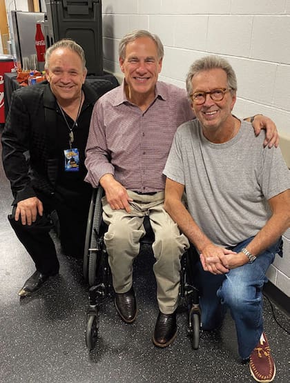 Clapton con el gobernador de Texas Greg Abbott (en el medio), conocido por estar en contra de los derechos electorales de las minorías étnicas