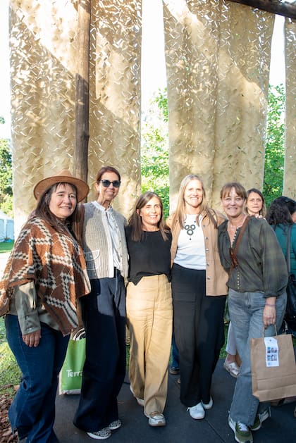 Clara Billoch con un grupo de jardineras.