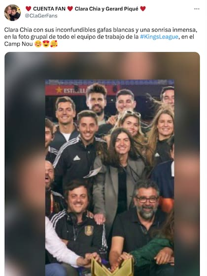 Clara Chía con el staff de la final de la Kings League