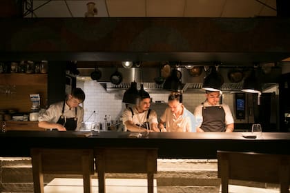 Clara Corso, jefa de cocina, dirige el equipo de jóvenes cocineros.