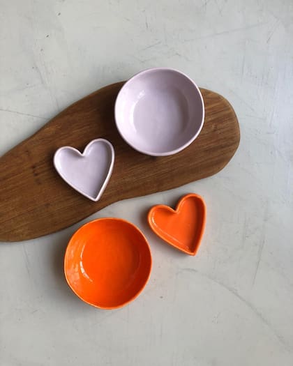 Clara Darín tiene un emprendimiento de piezas de cerámica (Foto: Instagram @teta.stuff)