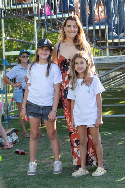 Clara Ferraiuelo de Ulloa junto a sus hijas, Ámbar y Lavinia.