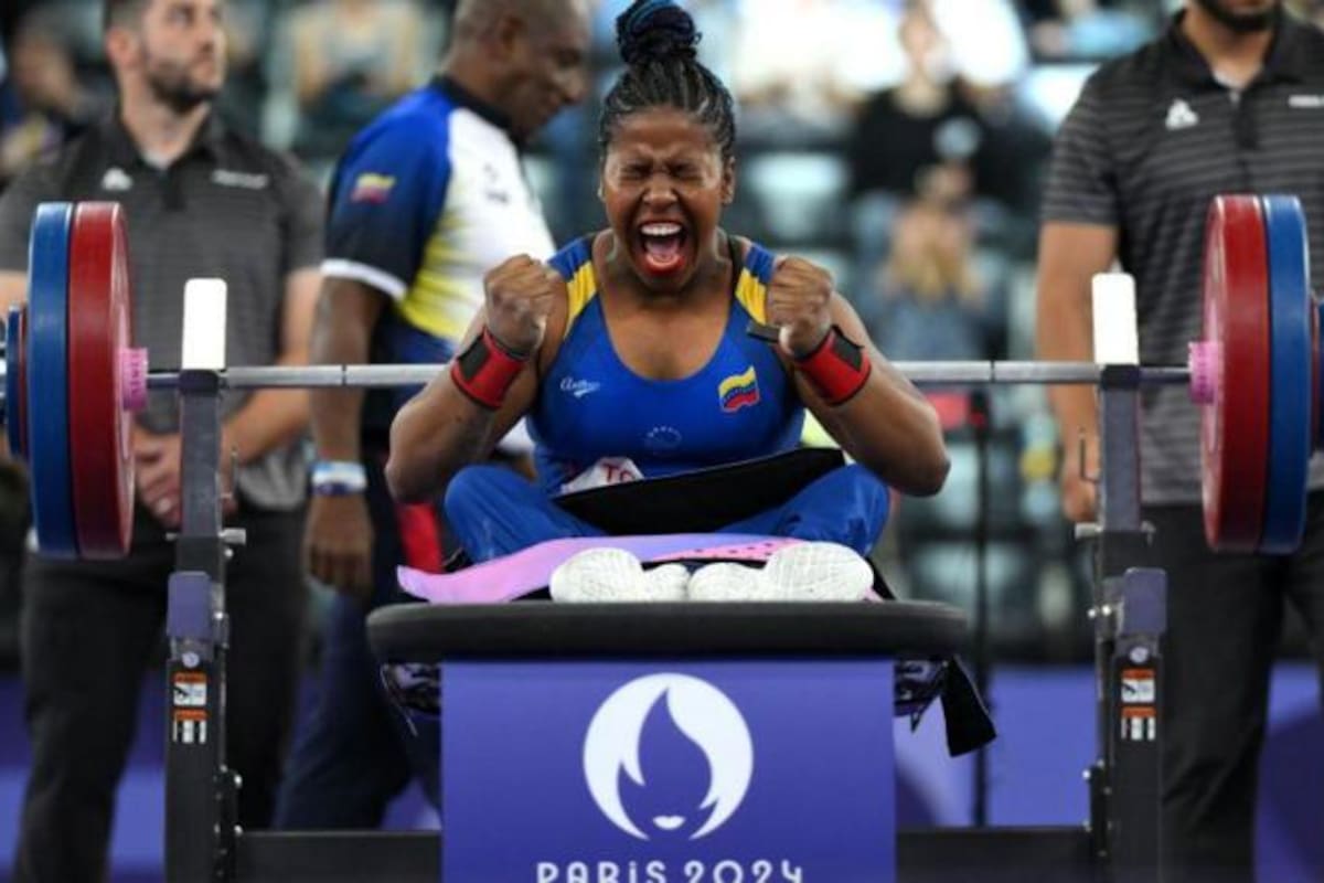 Clara Fuentes, de Venezuela, celebra en la final de halterofilia femenina hasta 50 kilos.