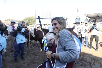 Clara, la hija de Martínez Ferrario, con el Gran Campeón Hembra
