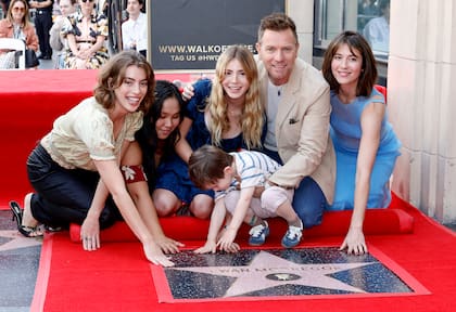 Clara McGregor, Jamyan McGregor, Anouk McGregor, Laurie McGregor, Ewan McGregor y Mary Elizabeth Winstead en la ceremonia en la que el actor fue homenajeado con una estrella en el Paseo de la Fama de Hollywood, el 12 de septiembre de 2024