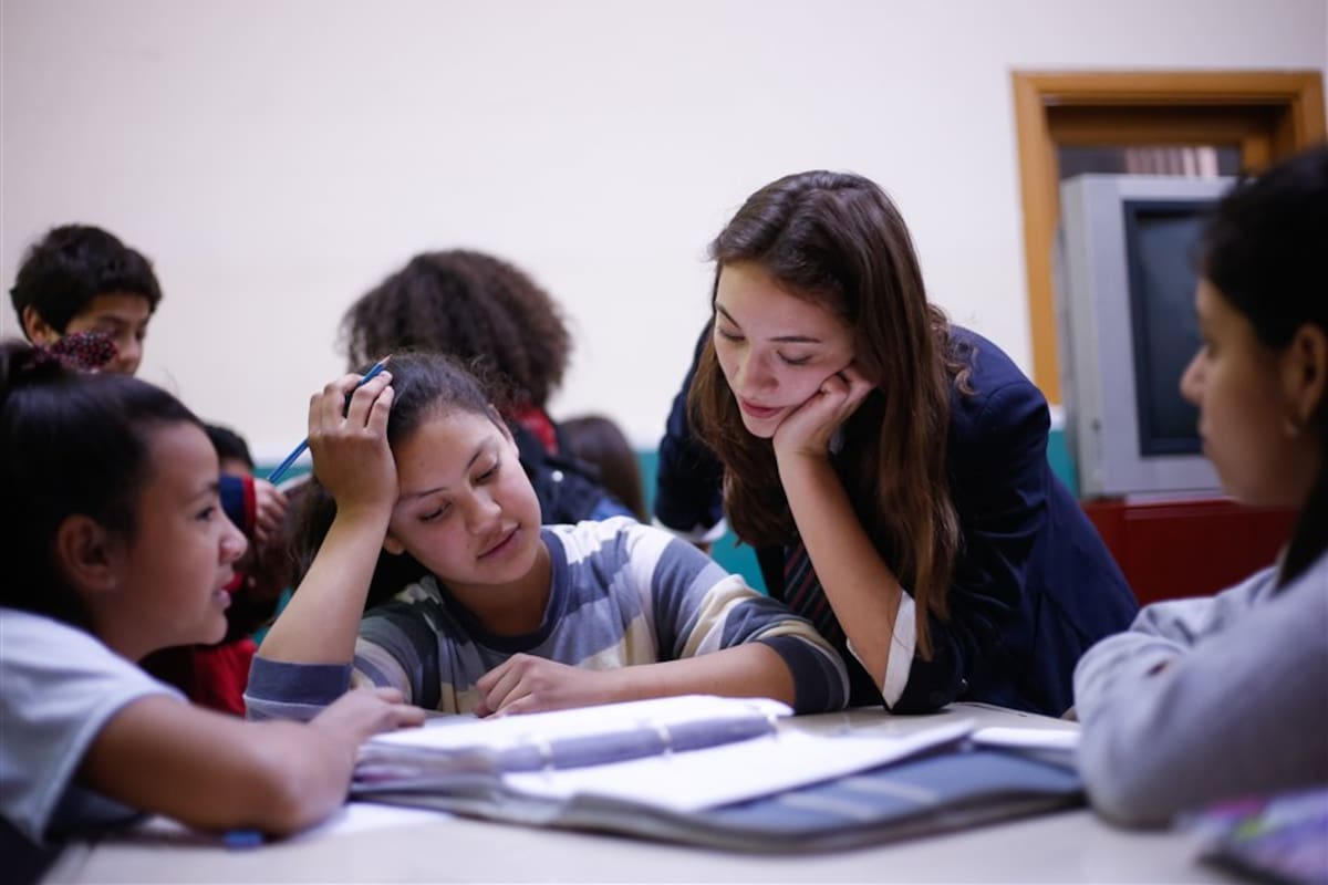 Clara Mesquida acompaña a los chicos de la escuela Roque Sáenz Peña en sus tareas escolares
