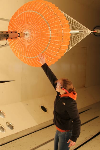 Clara OFarrell prueba el paracaídas supersónico en la NASA