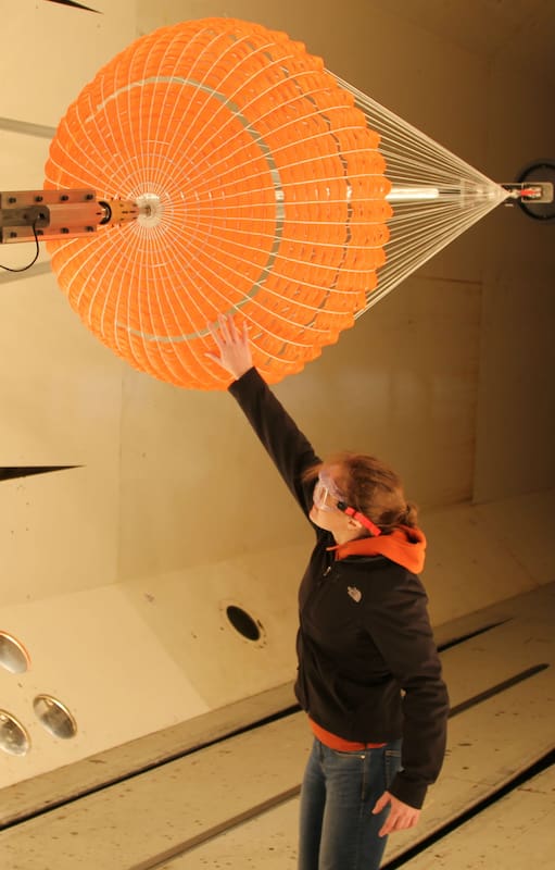 Clara OFarrell prueba el paracaídas supersónico en la NASA