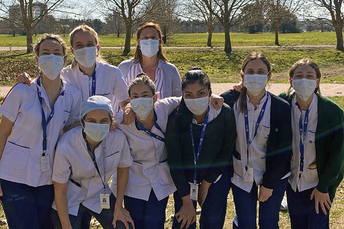 Clara Paladino (derecha), junto a sus compañeras en el Hospital Solidario Covid Austral
