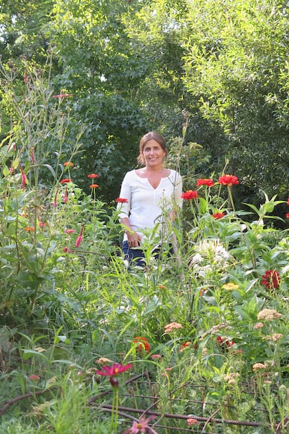 Clara paso la mayor parte de su tiempo trabajando en su jardín. Su actividad preferida es desyuyar.