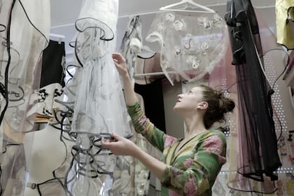 Clara Pinto en su estudio, entre el vestuario que está diseñando en colaboración con una coreógrafa para un espectáculo de danza contemporánea